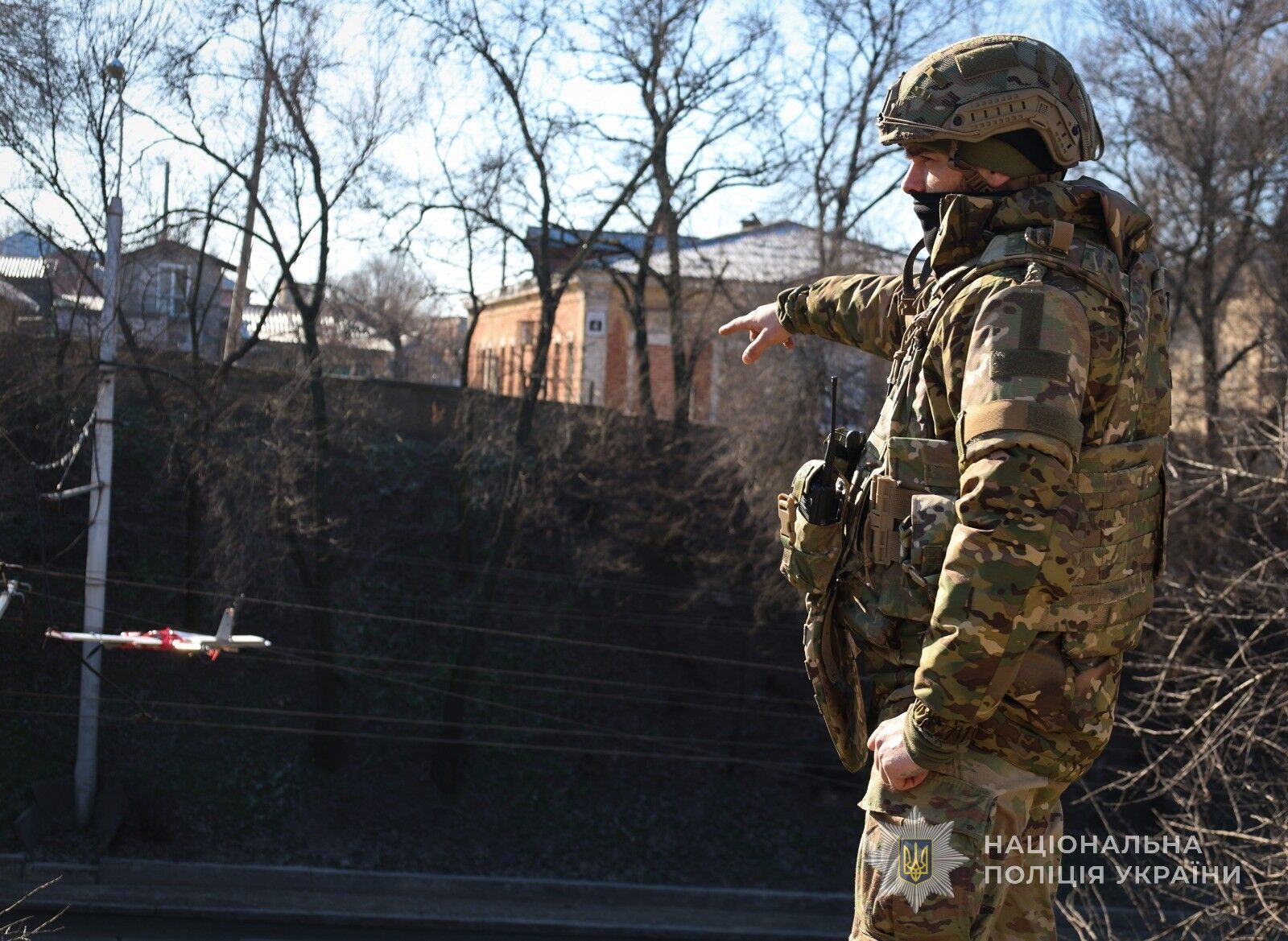 В Запорожье обезвредили вражеский дрон, который запутался в высоковольтных проводах. Фото