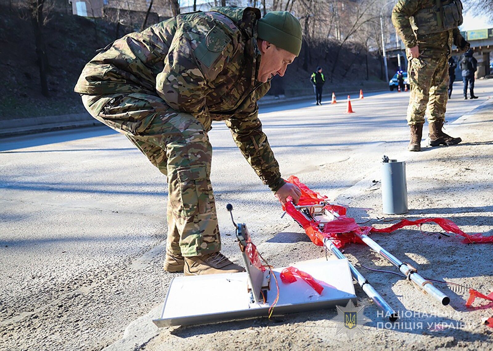В Запорожье обезвредили вражеский дрон, который запутался в высоковольтных проводах. Фото