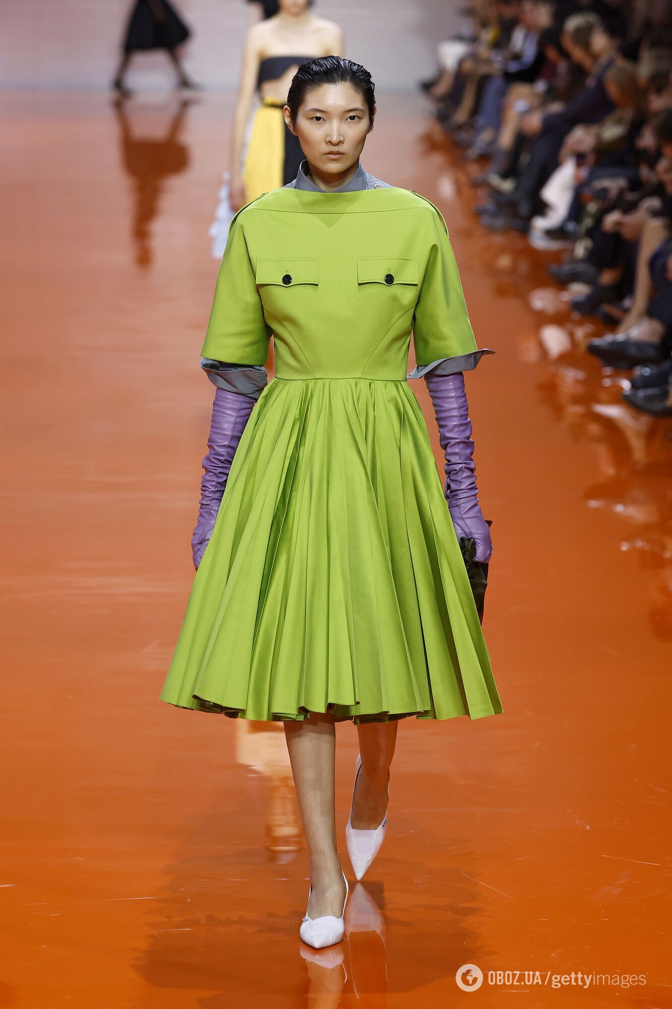 Давно забытый обувной тренд неожиданно покорил подиумы