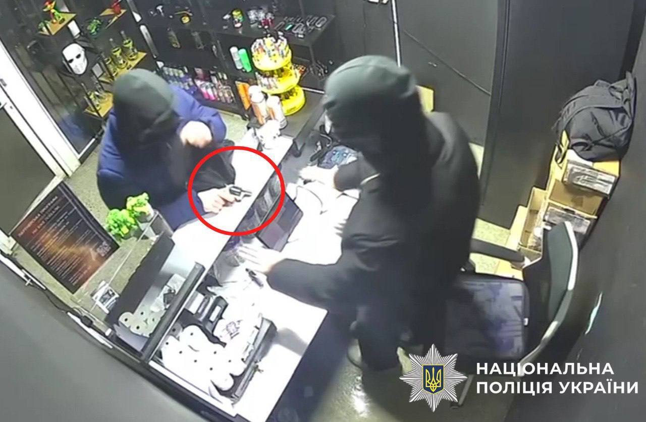 У Києві продавець разом із другом інсценували пограбування магазину, щоб вкрасти з каси 90 тис. грн. Фото та відео