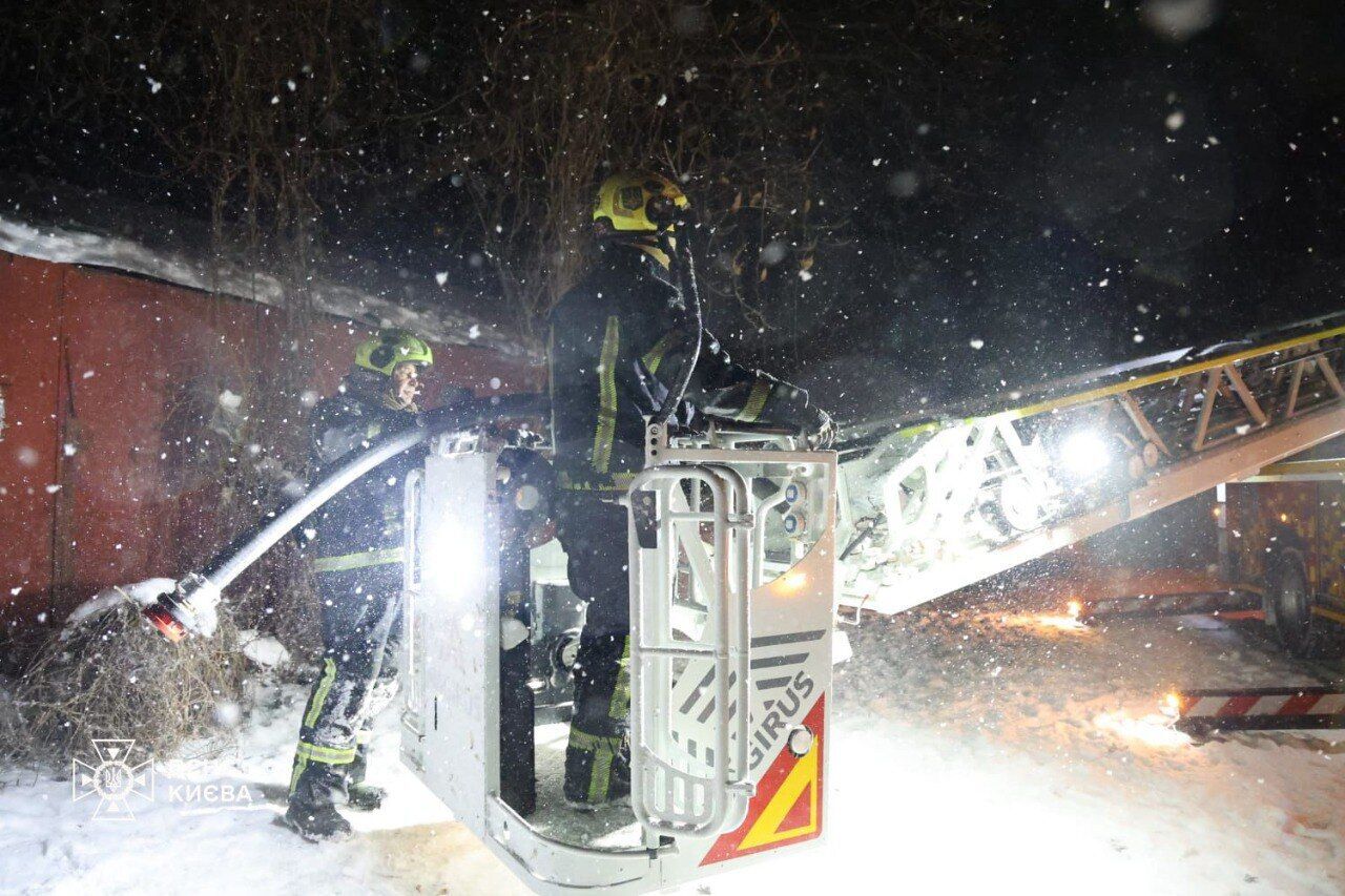 РФ вдарила по Києву та області "Шахедами": є наслідки в кількох районах і постраждалі. Фото і відео