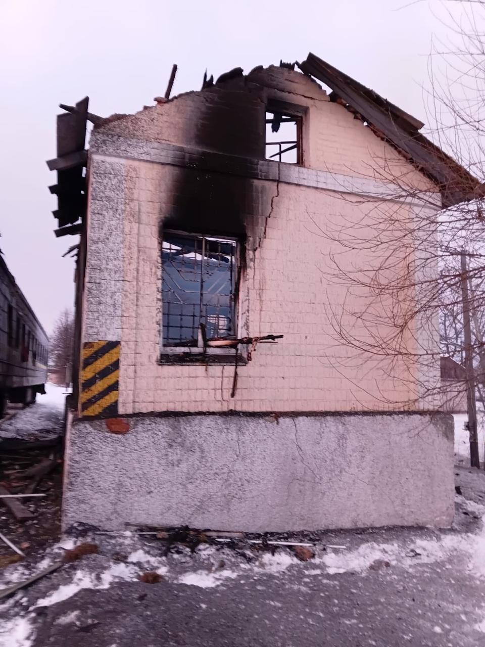 Пошкоджена будівля "Укрзалізниці" на Сумщині