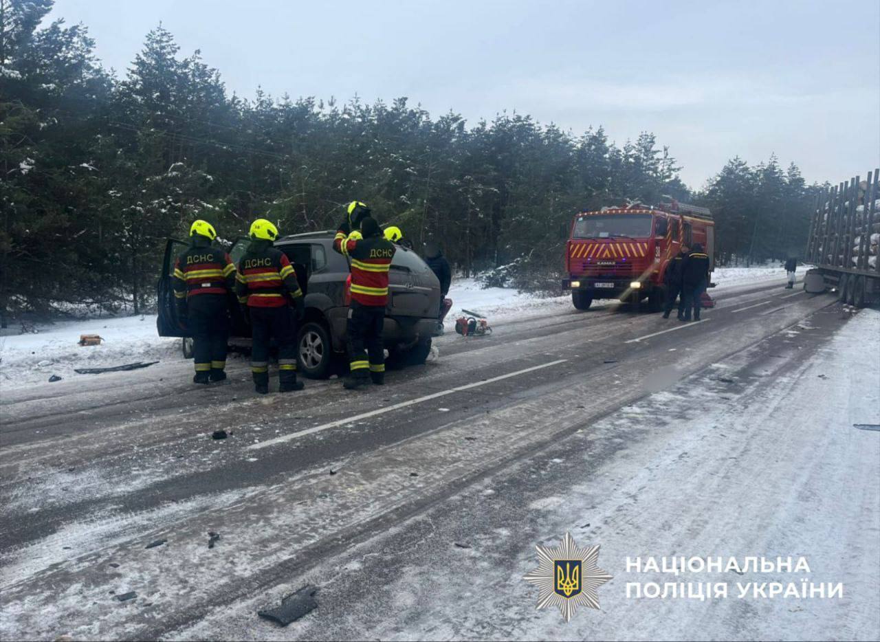 На Київщині легковик протаранив вантажівку: є загибла та постраждалий. Подробиці та фото