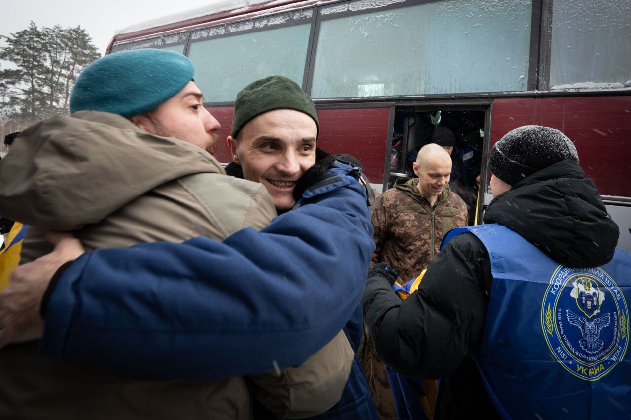 Більшість були в неволі ще з 22-го року: Україна повернула з російського полону 157 людей. Фото та відео