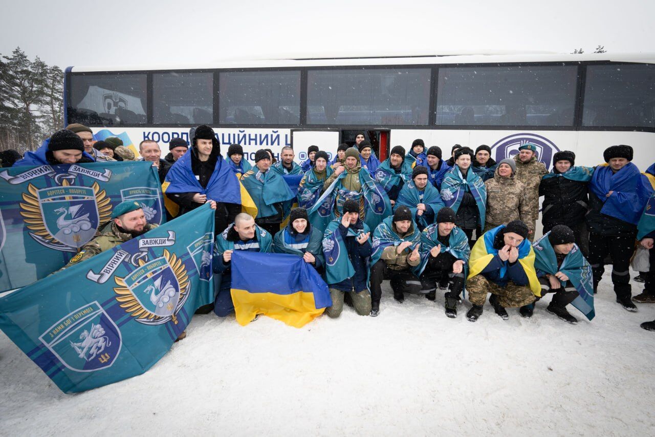 Більшість були в неволі ще з 22-го року: Україна повернула з російського полону 157 людей. Фото та відео