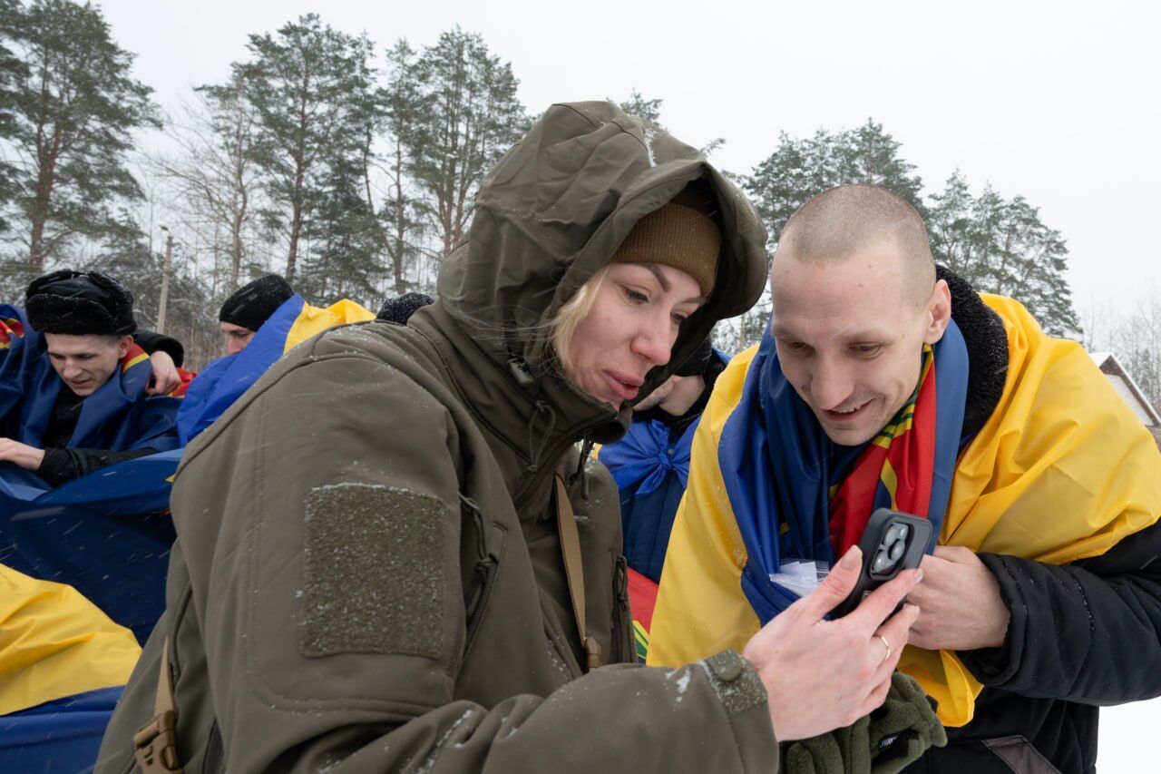 Більшість були в неволі ще з 22-го року: Україна повернула з російського полону 157 людей. Фото та відео
