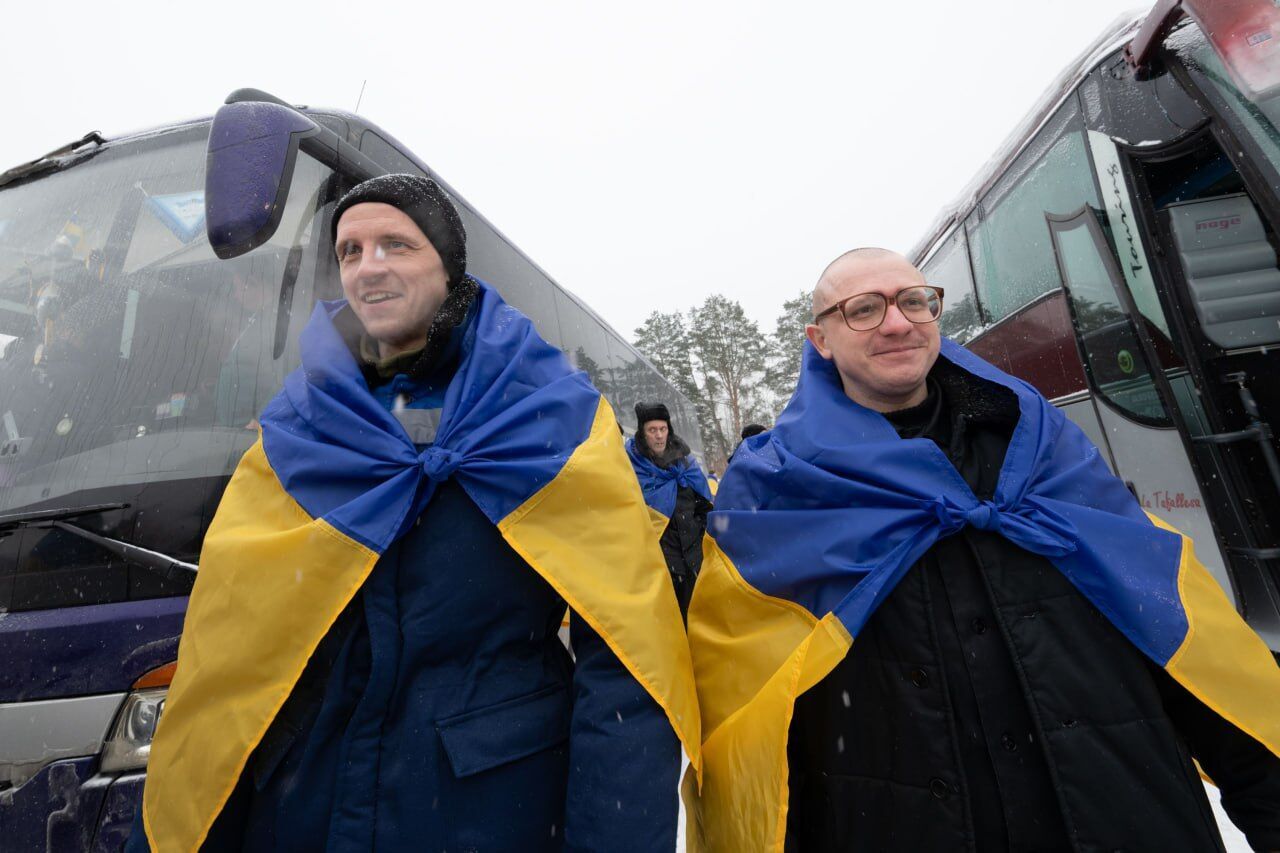 Більшість були в неволі ще з 22-го року: Україна повернула з російського полону 157 людей. Фото та відео