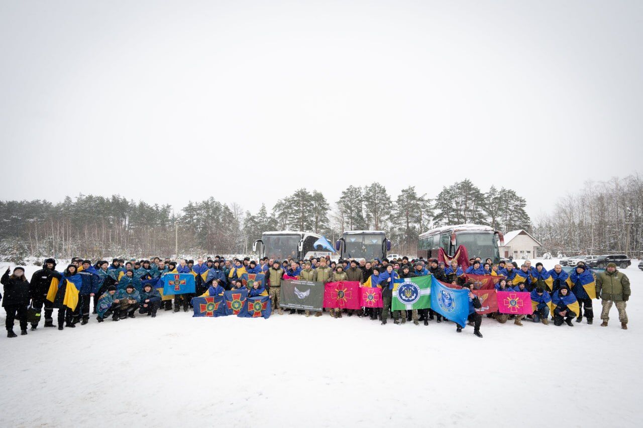 Більшість були в неволі ще з 22-го року: Україна повернула з російського полону 157 людей. Фото та відео