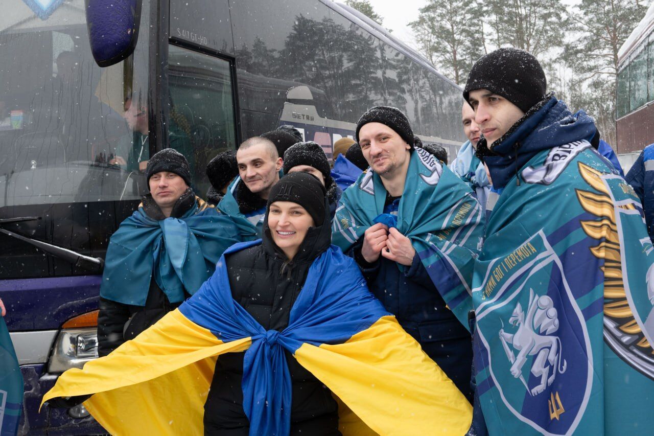 Більшість були в неволі ще з 22-го року: Україна повернула з російського полону 157 людей. Фото та відео