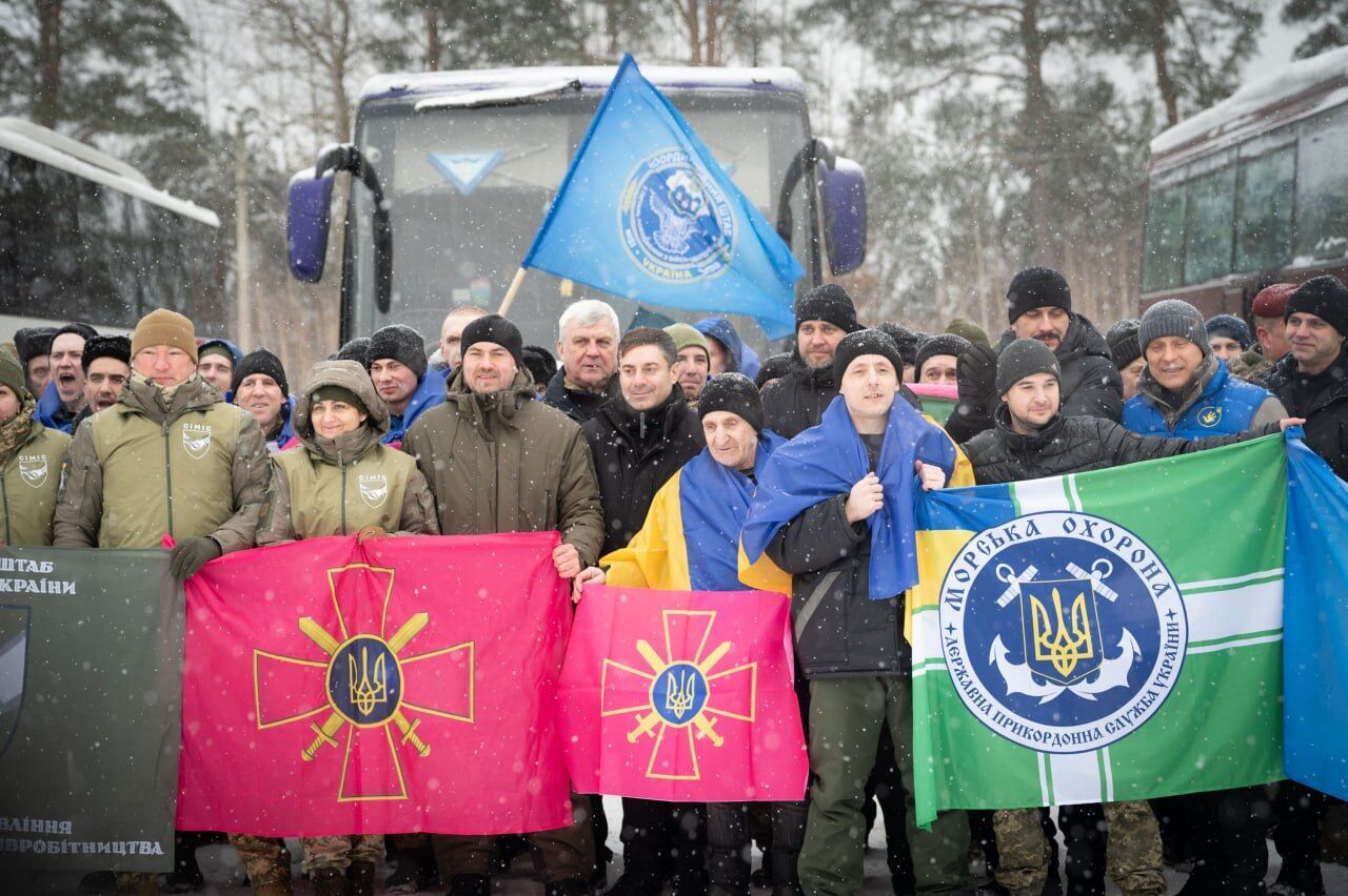 Більшість були в неволі ще з 22-го року: Україна повернула з російського полону 157 людей. Фото та відео
