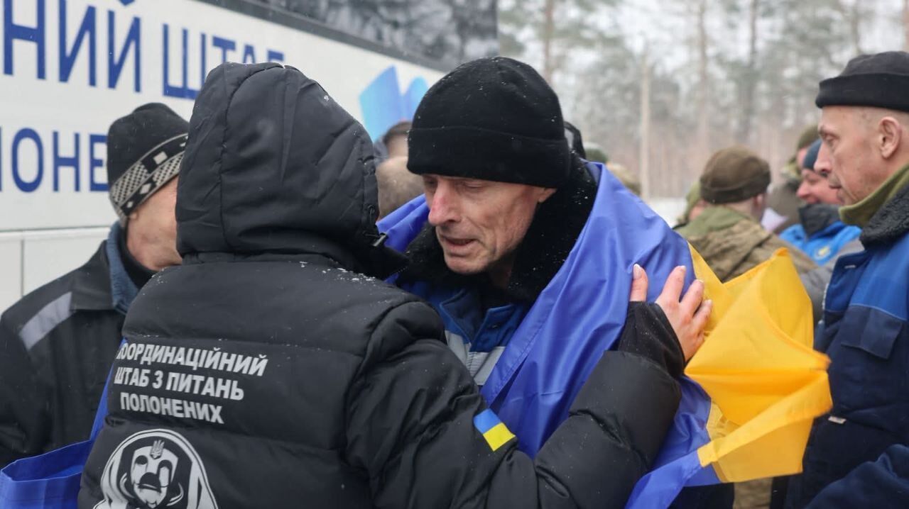 Більшість були в неволі ще з 22-го року: Україна повернула з російського полону 157 людей. Фото та відео