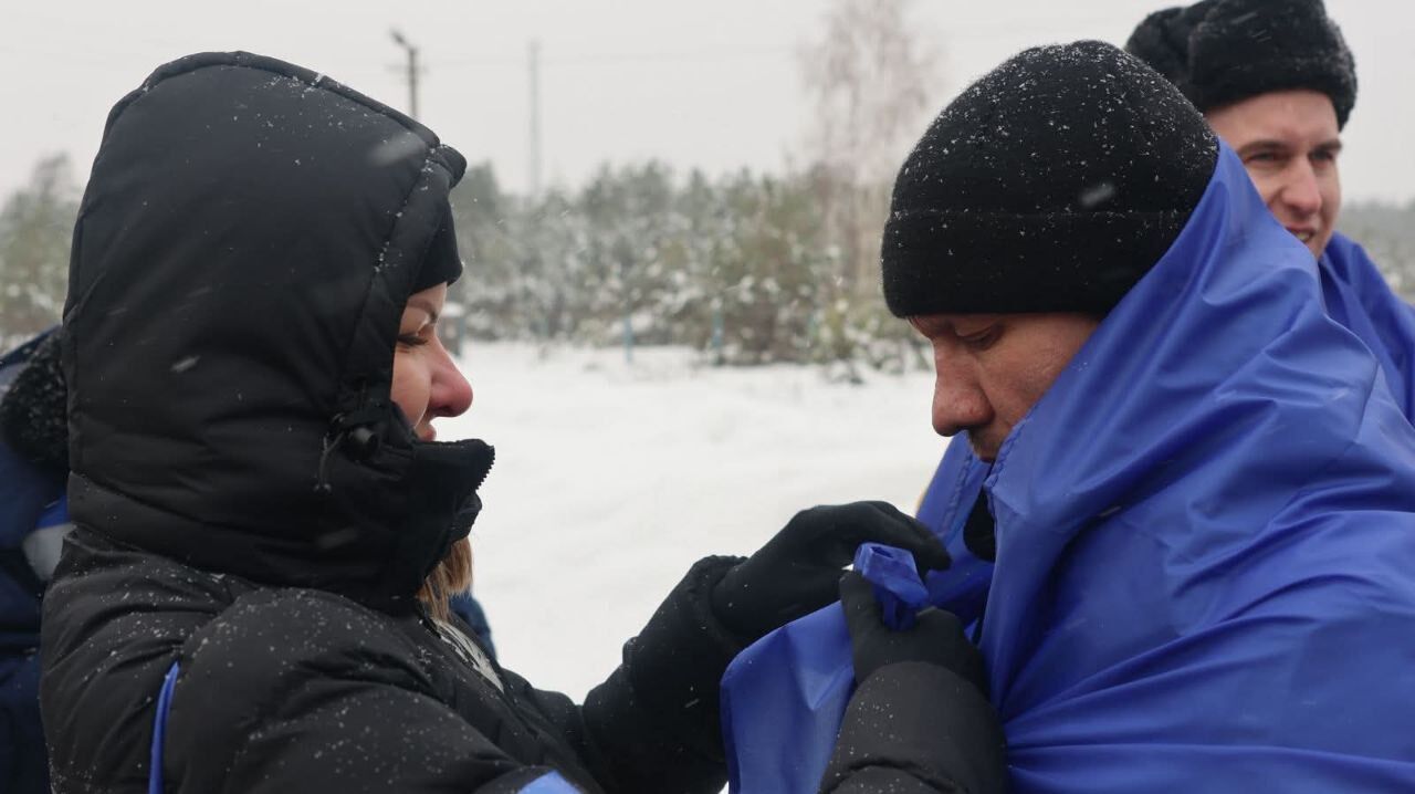 Більшість були в неволі ще з 22-го року: Україна повернула з російського полону 157 людей. Фото та відео