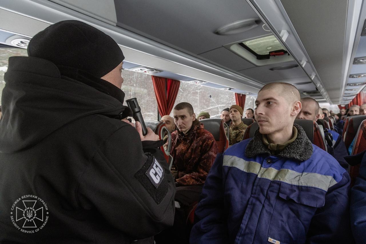 Більшість були в неволі ще з 22-го року: Україна повернула з російського полону 157 людей. Фото та відео