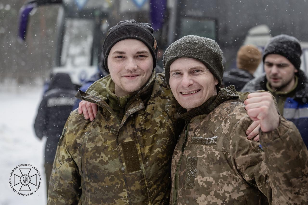 Більшість були в неволі ще з 22-го року: Україна повернула з російського полону 157 людей. Фото та відео