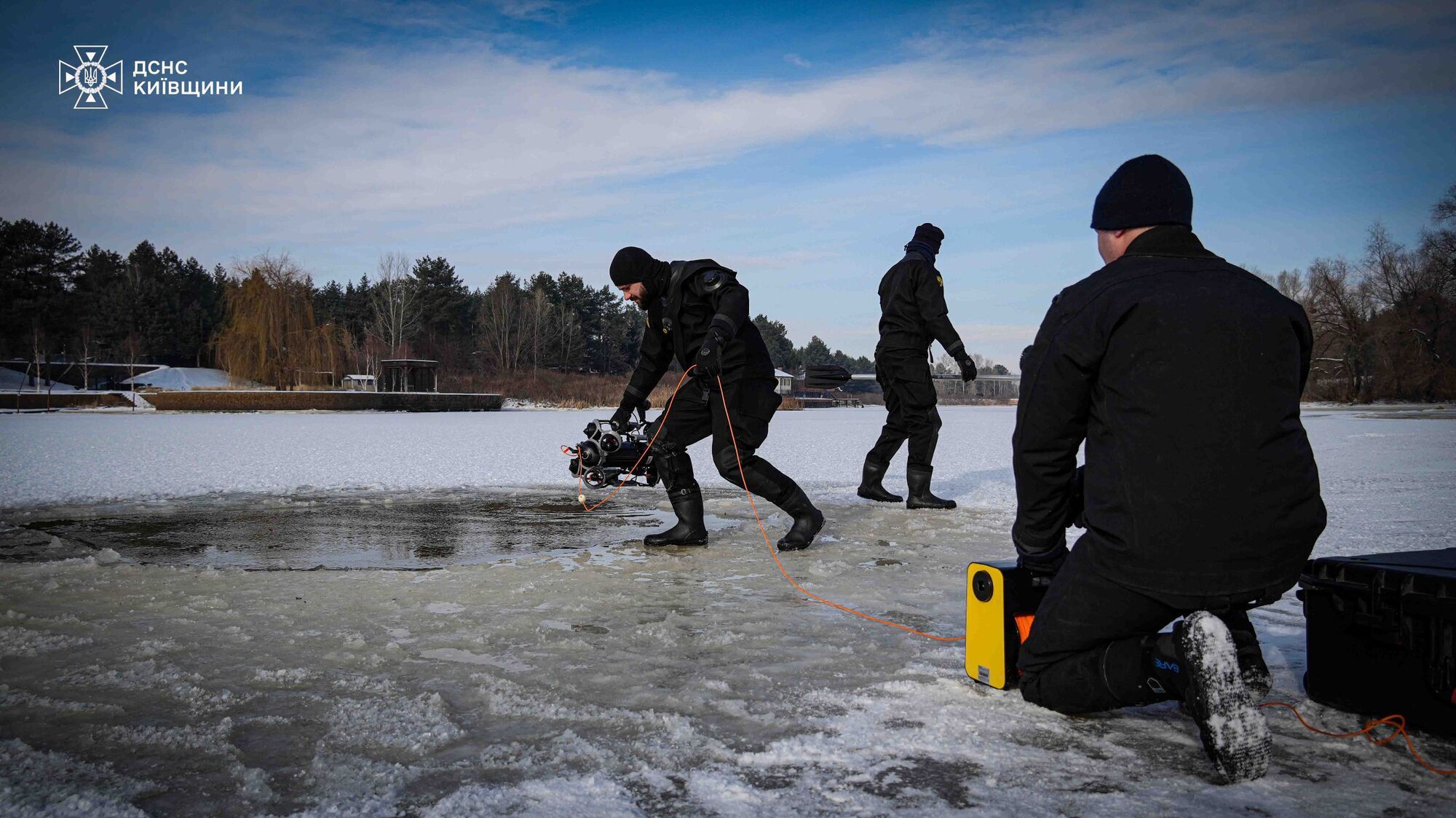 Выехали покататься: на Киевском море внедорожник провалился под лед и утонул, одного человека еще ищут. Момент попал на видео