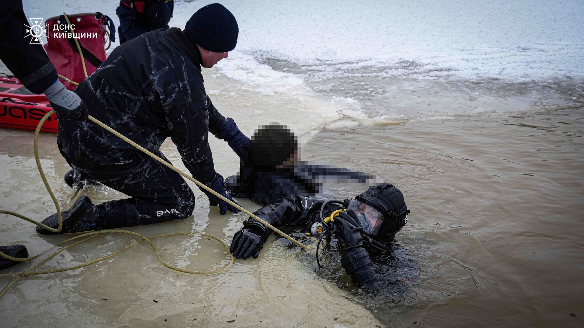 Выехали покататься: на Киевском море внедорожник провалился под лед и утонул, одного человека еще ищут. Момент попал на видео