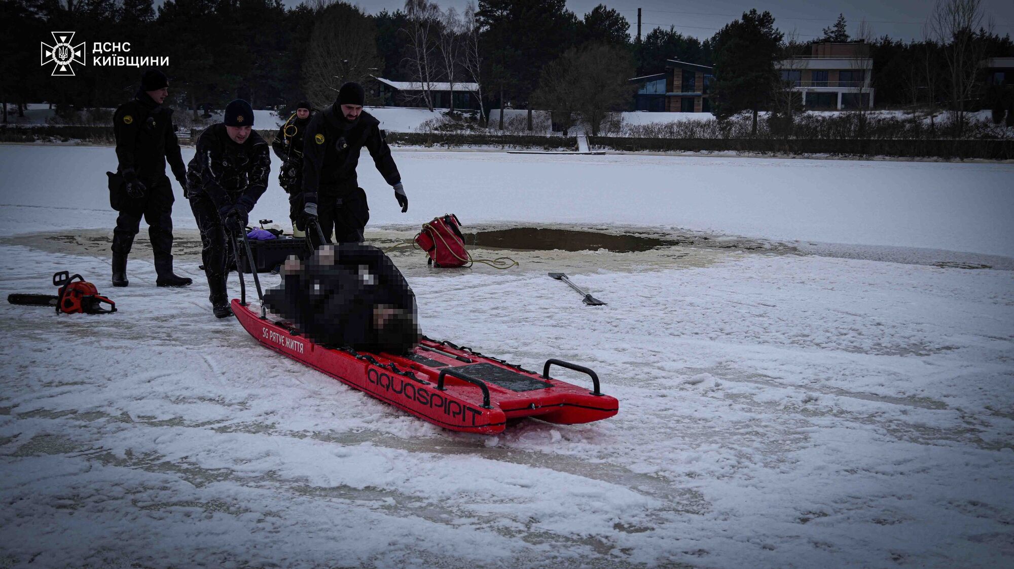 Выехали покататься: на Киевском море внедорожник провалился под лед и утонул, одного человека еще ищут. Момент попал на видео