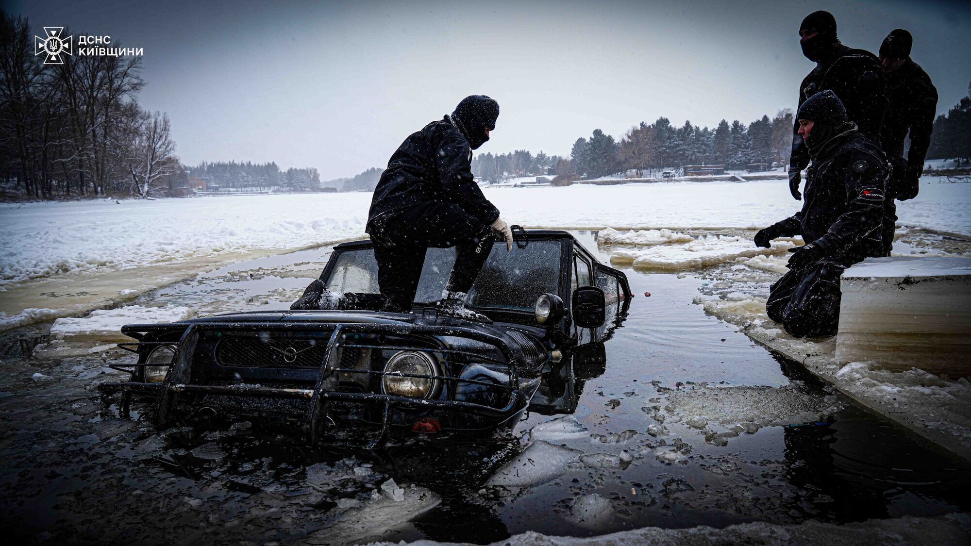 Выехали покататься: на Киевском море внедорожник провалился под лед и утонул, одного человека еще ищут. Момент попал на видео