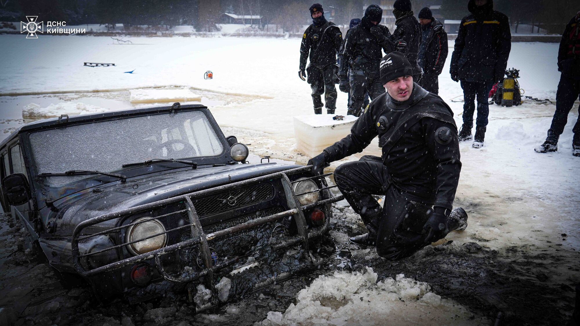 Выехали покататься: на Киевском море внедорожник провалился под лед и утонул, одного человека еще ищут. Момент попал на видео