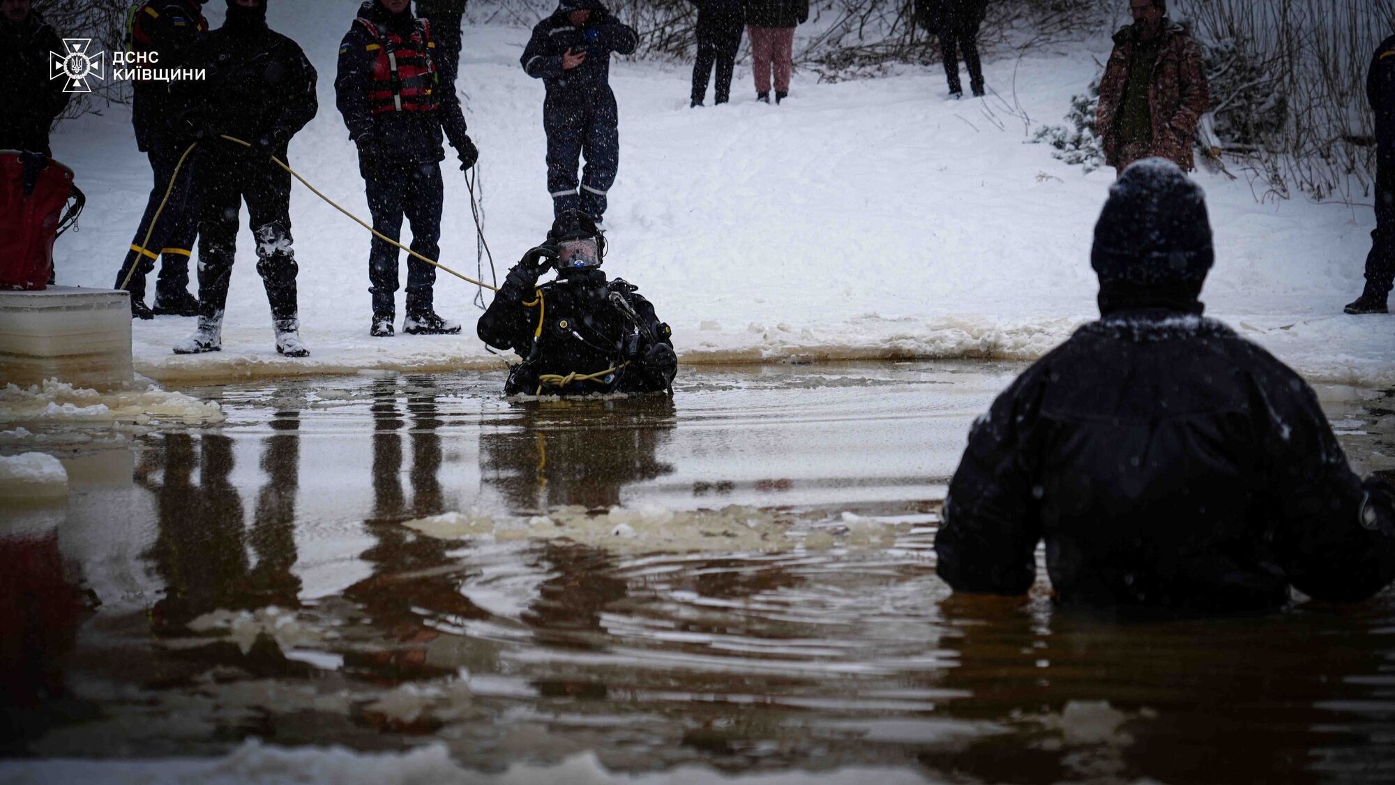 Выехали покататься: на Киевском море внедорожник провалился под лед и утонул, одного человека еще ищут. Момент попал на видео