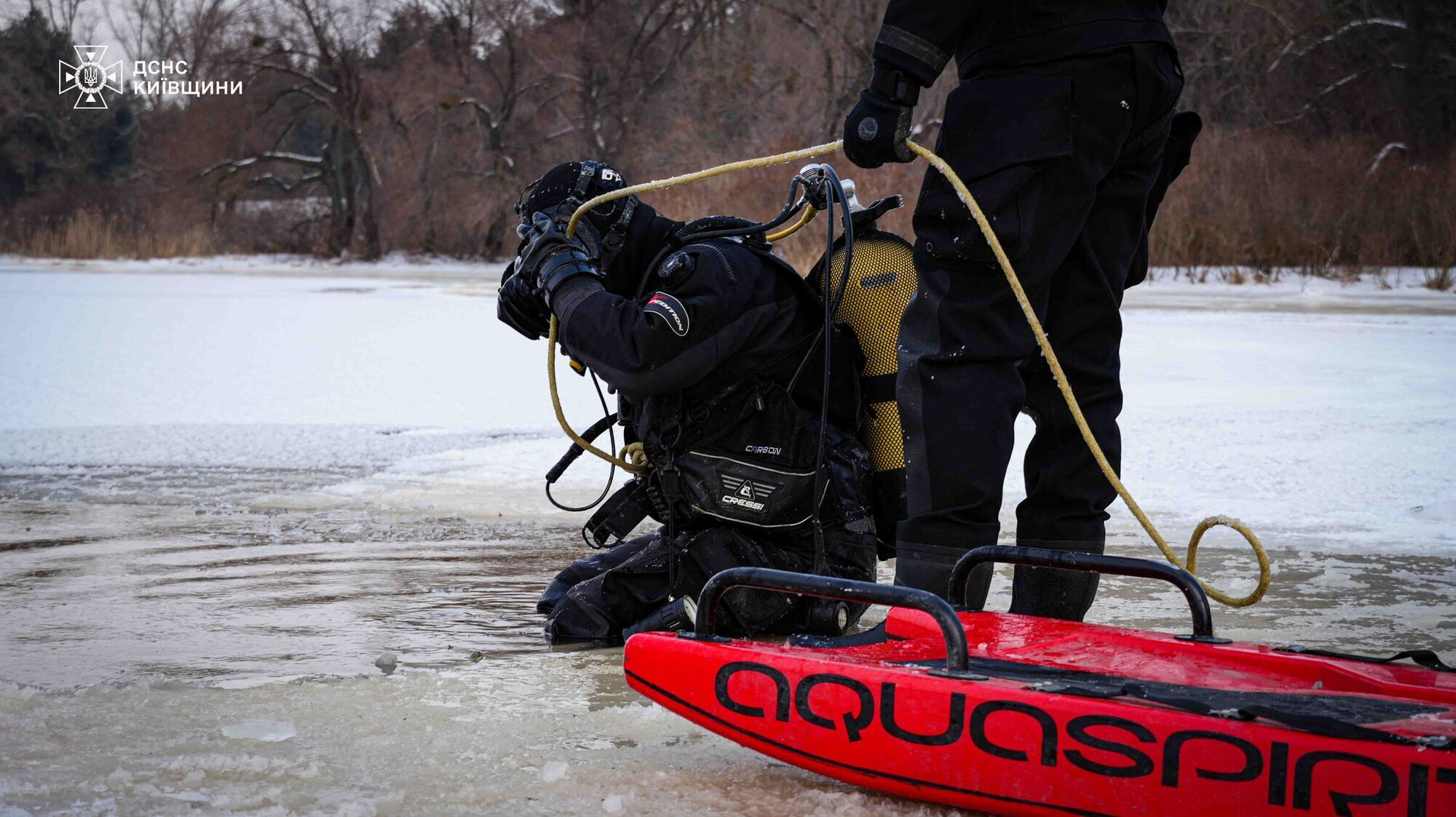 Выехали покататься: на Киевском море внедорожник провалился под лед и утонул, одного человека еще ищут. Момент попал на видео