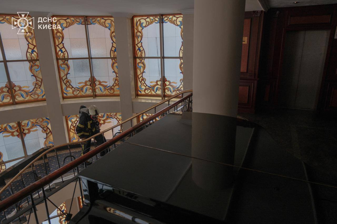 В центре Киева на Крещатике произошел пожар в гостинице "Днепр": что известно. Видео