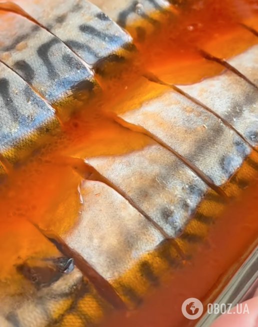 Слабосолона скумбрія в кетчупі за добу: найлегший рецепт смачної риби