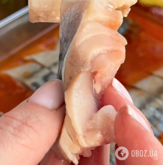 Слабосолона скумбрія в кетчупі за добу: найлегший рецепт смачної риби