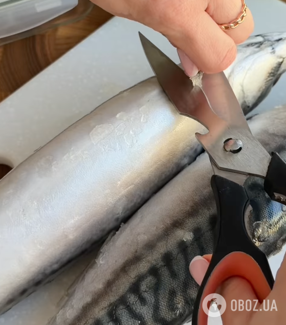 Слабосолона скумбрія в кетчупі за добу: найлегший рецепт смачної риби