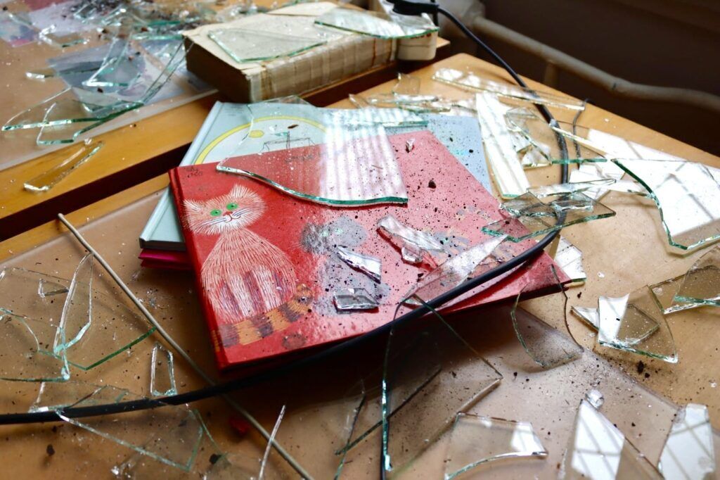 Осколки стекла везде и трещины в стенах: как выглядит Национальная библиотека Украины для детей после атаки РФ. Фото