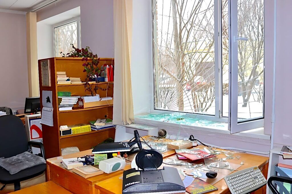 Осколки стекла везде и трещины в стенах: как выглядит Национальная библиотека Украины для детей после атаки РФ. Фото