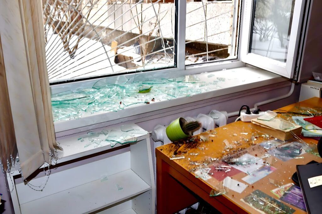 Осколки стекла везде и трещины в стенах: как выглядит Национальная библиотека Украины для детей после атаки РФ. Фото
