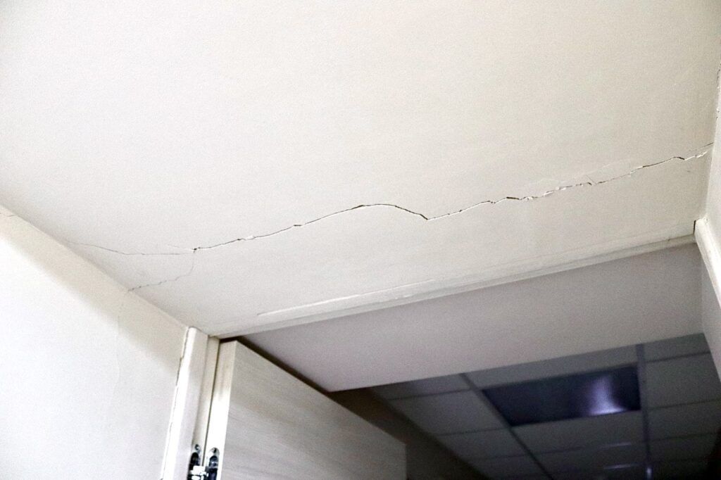 Осколки стекла везде и трещины в стенах: как выглядит Национальная библиотека Украины для детей после атаки РФ. Фото