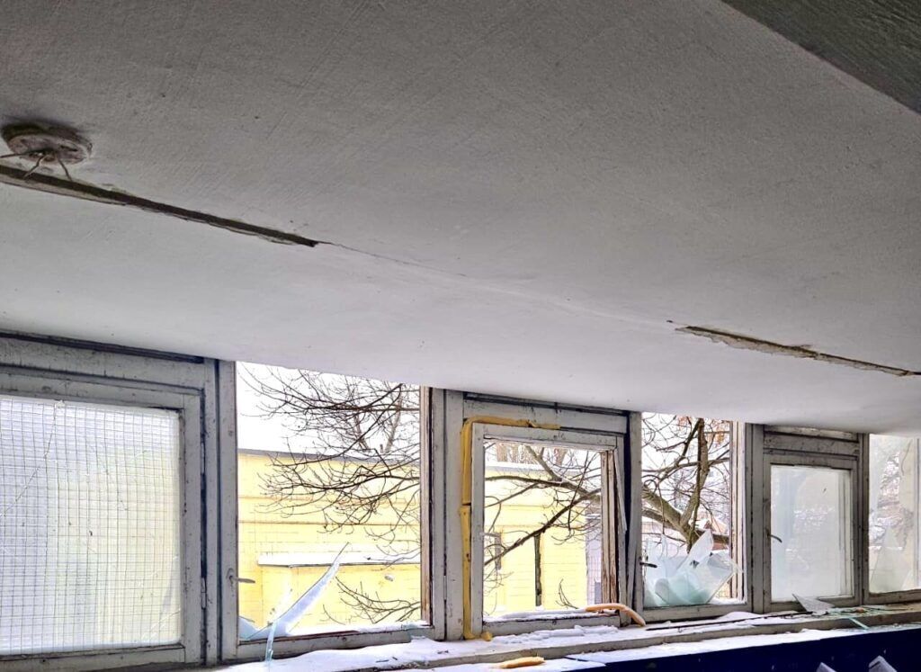 Осколки стекла везде и трещины в стенах: как выглядит Национальная библиотека Украины для детей после атаки РФ. Фото