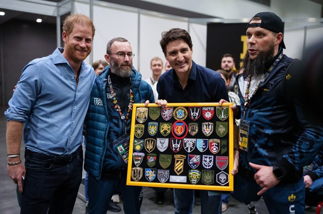Принц Гарри показал особые подарки от украинских военных, которые хранит дома на почетном месте