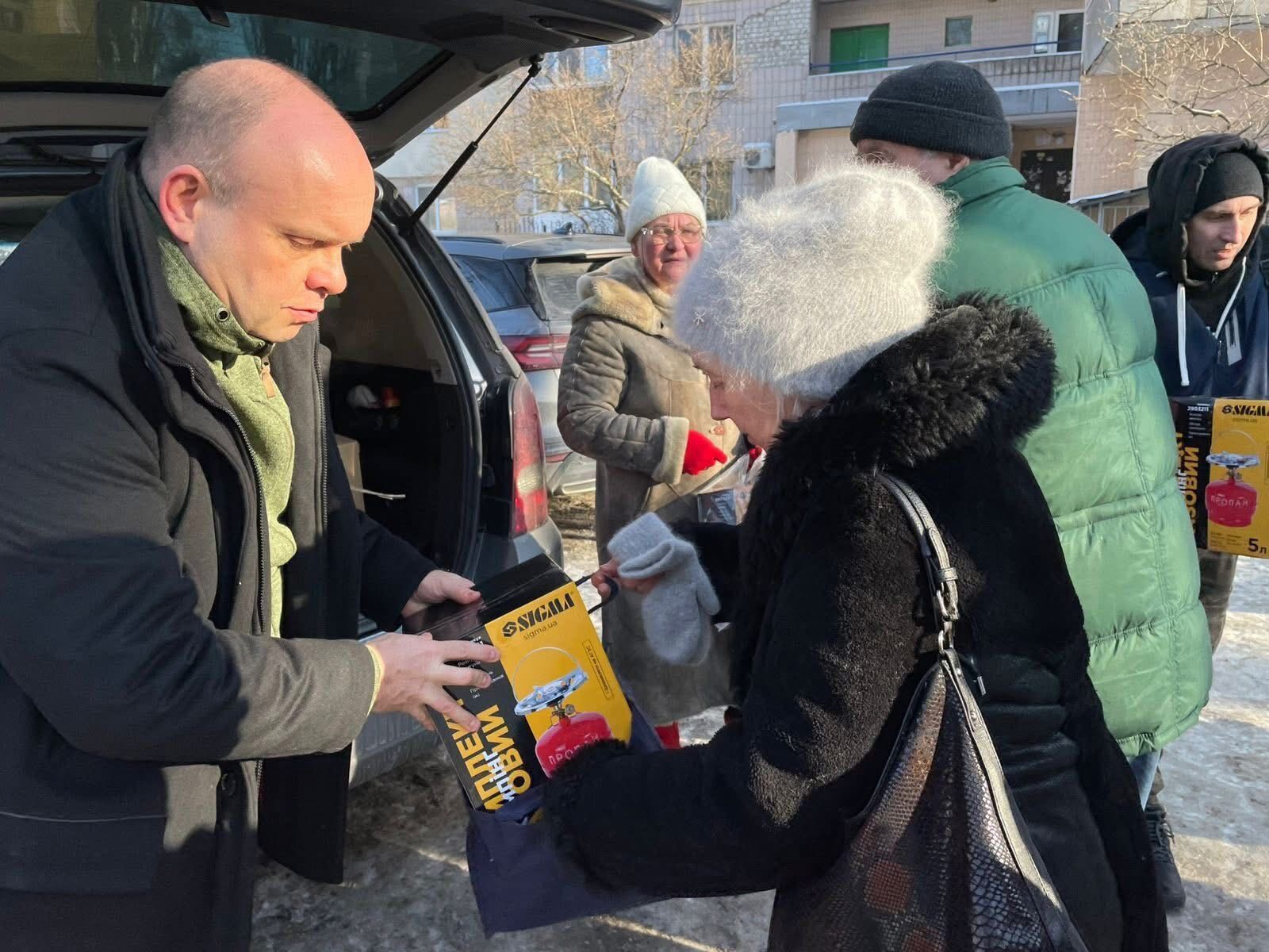 Фонд Порошенко и киевская "Евросолидарность" передали горожанам еще 700 газовых горелок