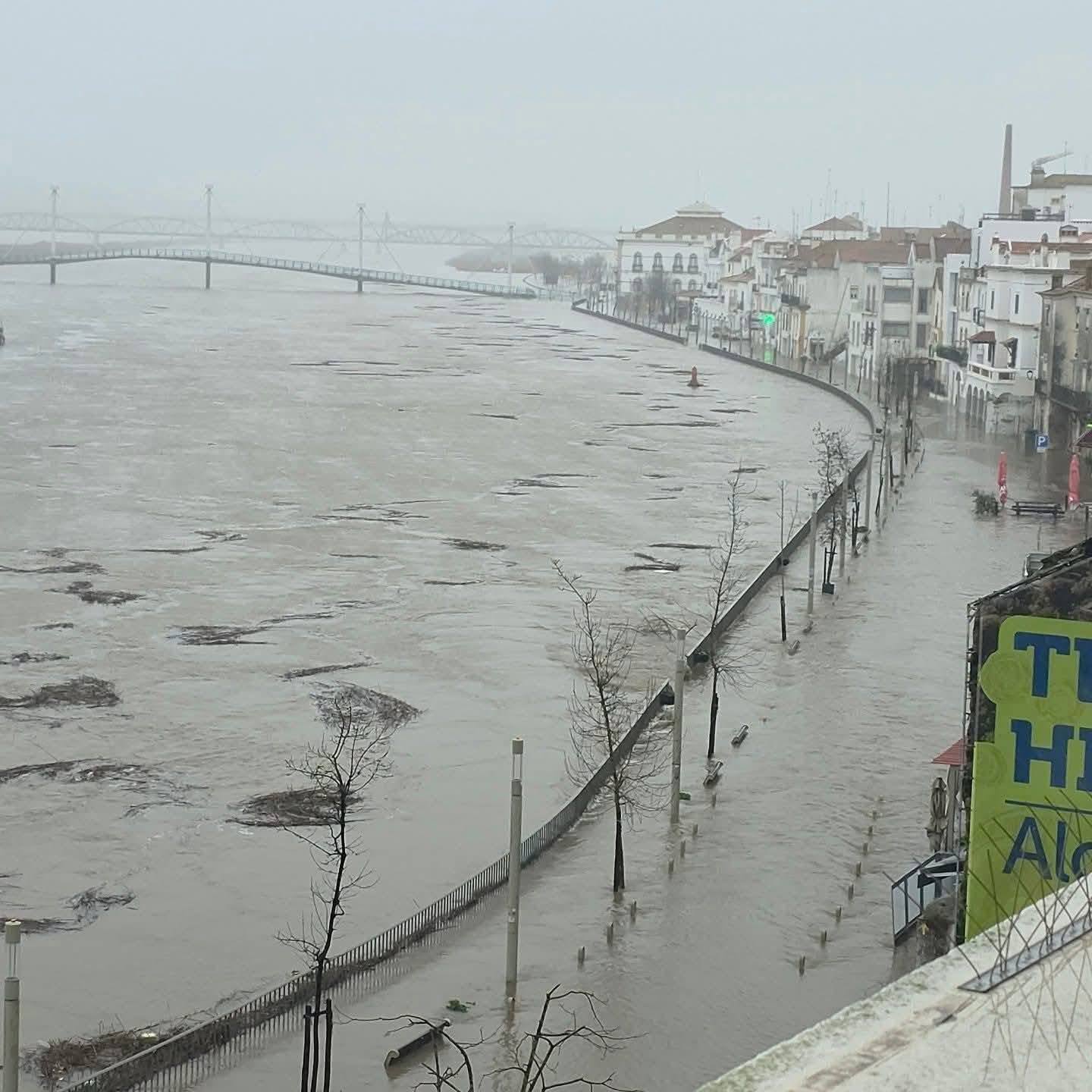 Іспанію і Португалію накрив шторм Леонардо: загинула людина. Відео