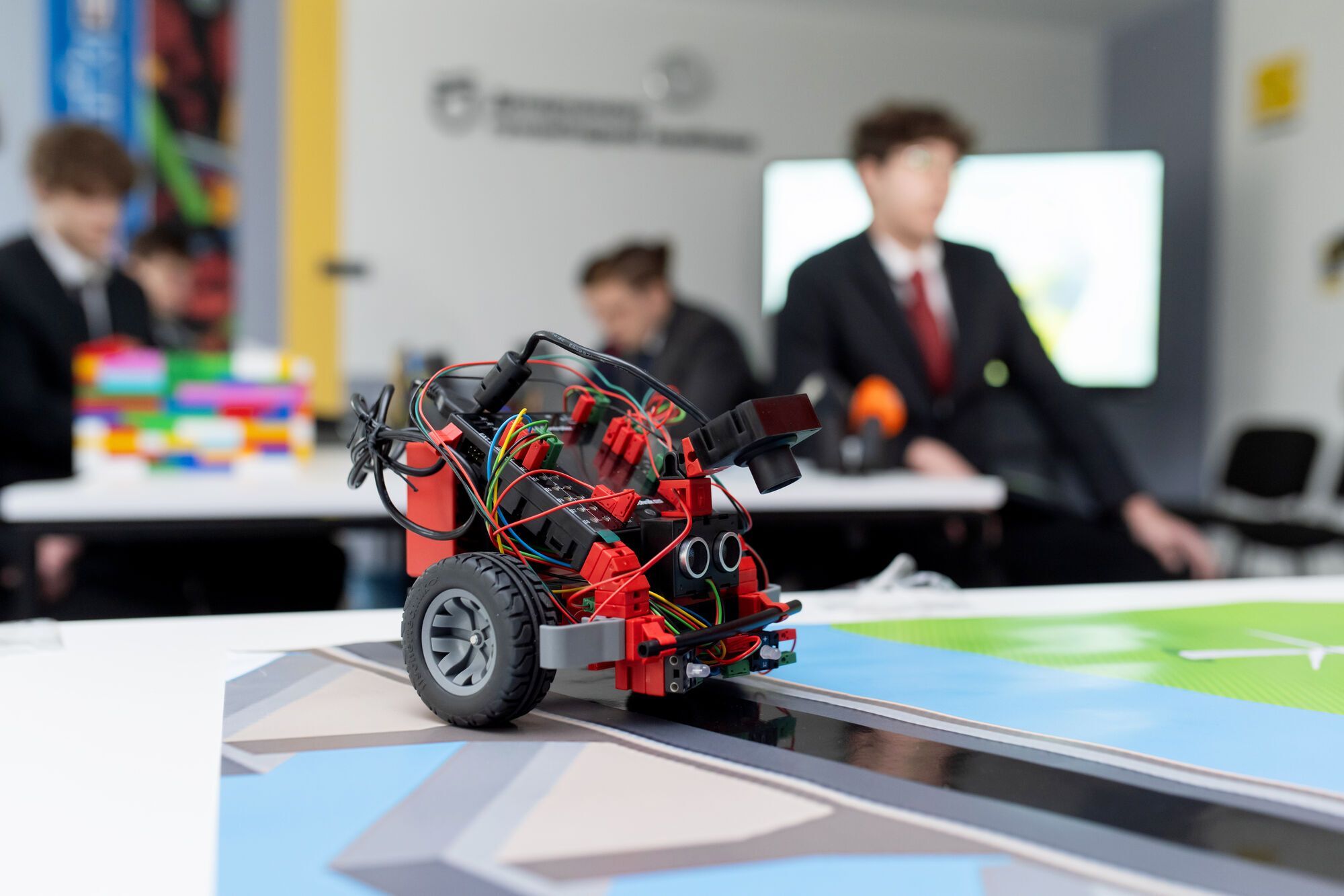 Інтерпайп Пінчука разом з міською владою відкрив у школах Дніпра технічні лабораторії