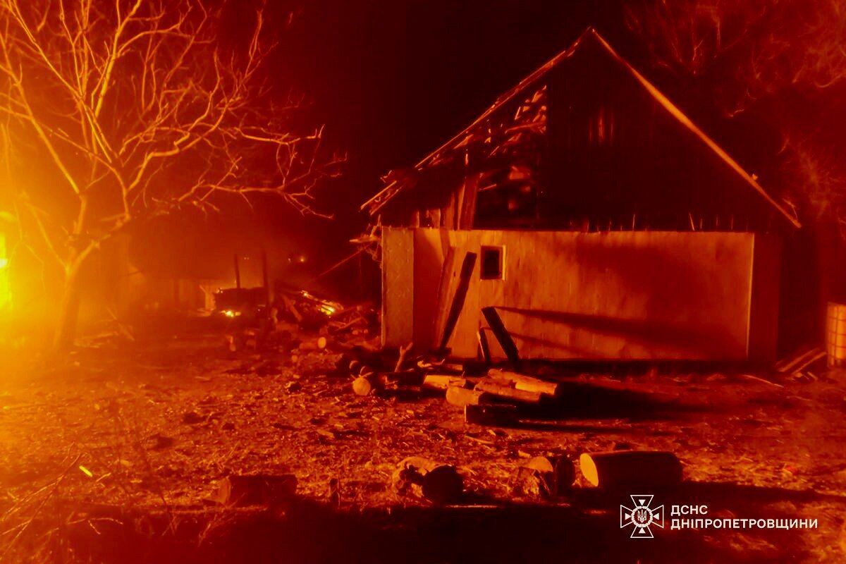 Оккупанты ударили по Днепропетровщине, произошли пожары: погиб мужчина, есть пострадавшие