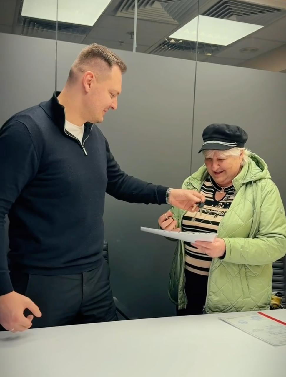 "Труха Україна" подарувала квартиру бабусі та онуку з Бахмутчини