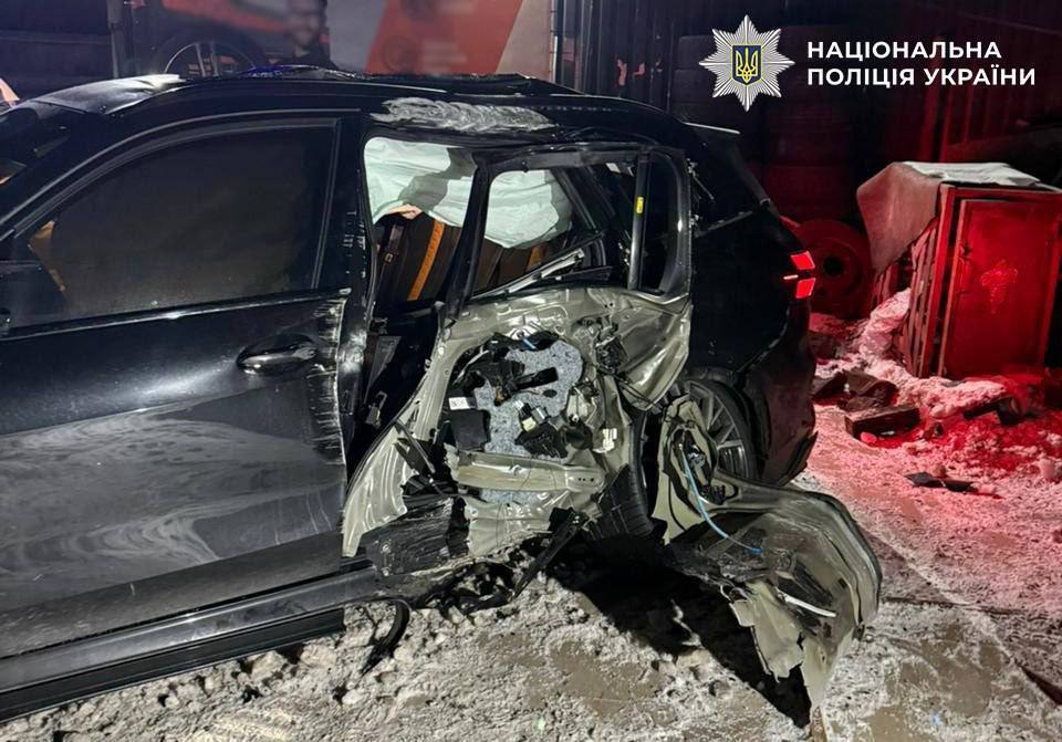 В Киеве водитель BMW протаранил столб и скрылся с места ДТП, оставив травмированного пассажира в авто. Фото