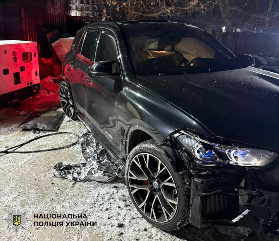 В Киеве водитель BMW протаранил столб и скрылся с места ДТП, оставив травмированного пассажира в авто. Фото