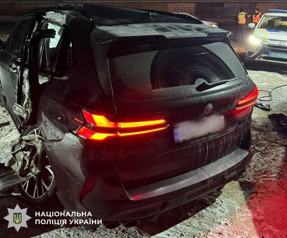 В Киеве водитель BMW протаранил столб и скрылся с места ДТП, оставив травмированного пассажира в авто. Фото