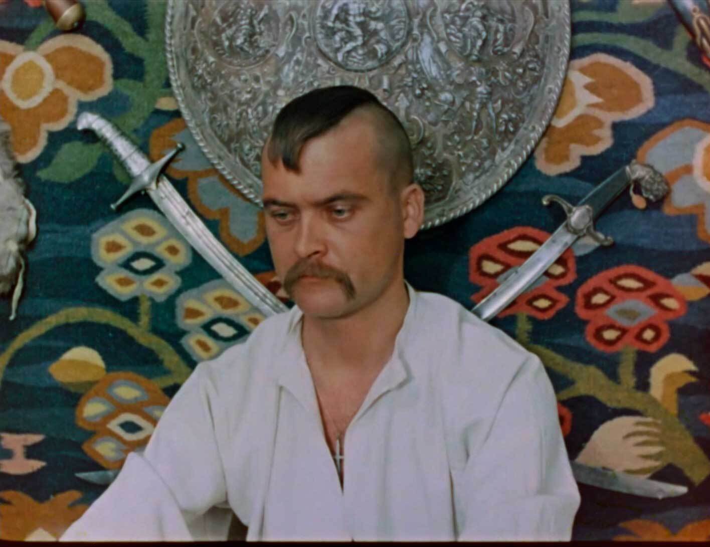 "Пішли знімати гроші з карток, а вони виявилися порожніми": два тижні сім'я літнього кінооператора під Києвом жила впроголодь, поки він не помер