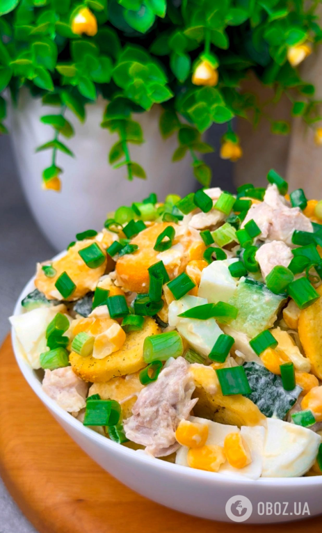 Вкусный салат с куриным филе, сухариками и кукурузой: как приготовить праздничное блюдо