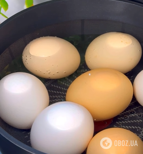 Вкусный салат с куриным филе, сухариками и кукурузой: как приготовить праздничное блюдо