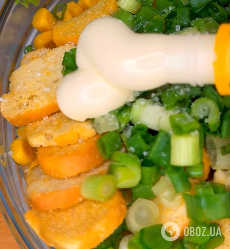 Вкусный салат с куриным филе, сухариками и кукурузой: как приготовить праздничное блюдо