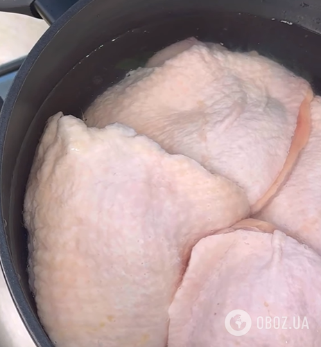 Вкусный салат с куриным филе, сухариками и кукурузой: как приготовить праздничное блюдо