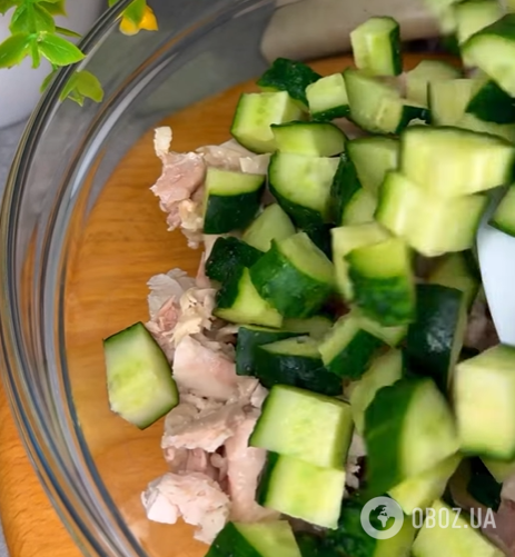 Вкусный салат с куриным филе, сухариками и кукурузой: как приготовить праздничное блюдо