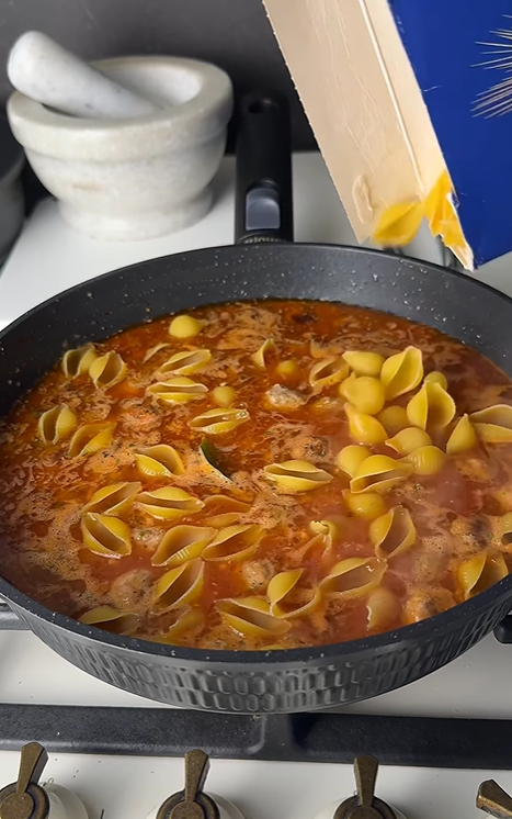 Быстрые макароны с мясными шариками на сковородке: вариант вкусного и сытного обеда